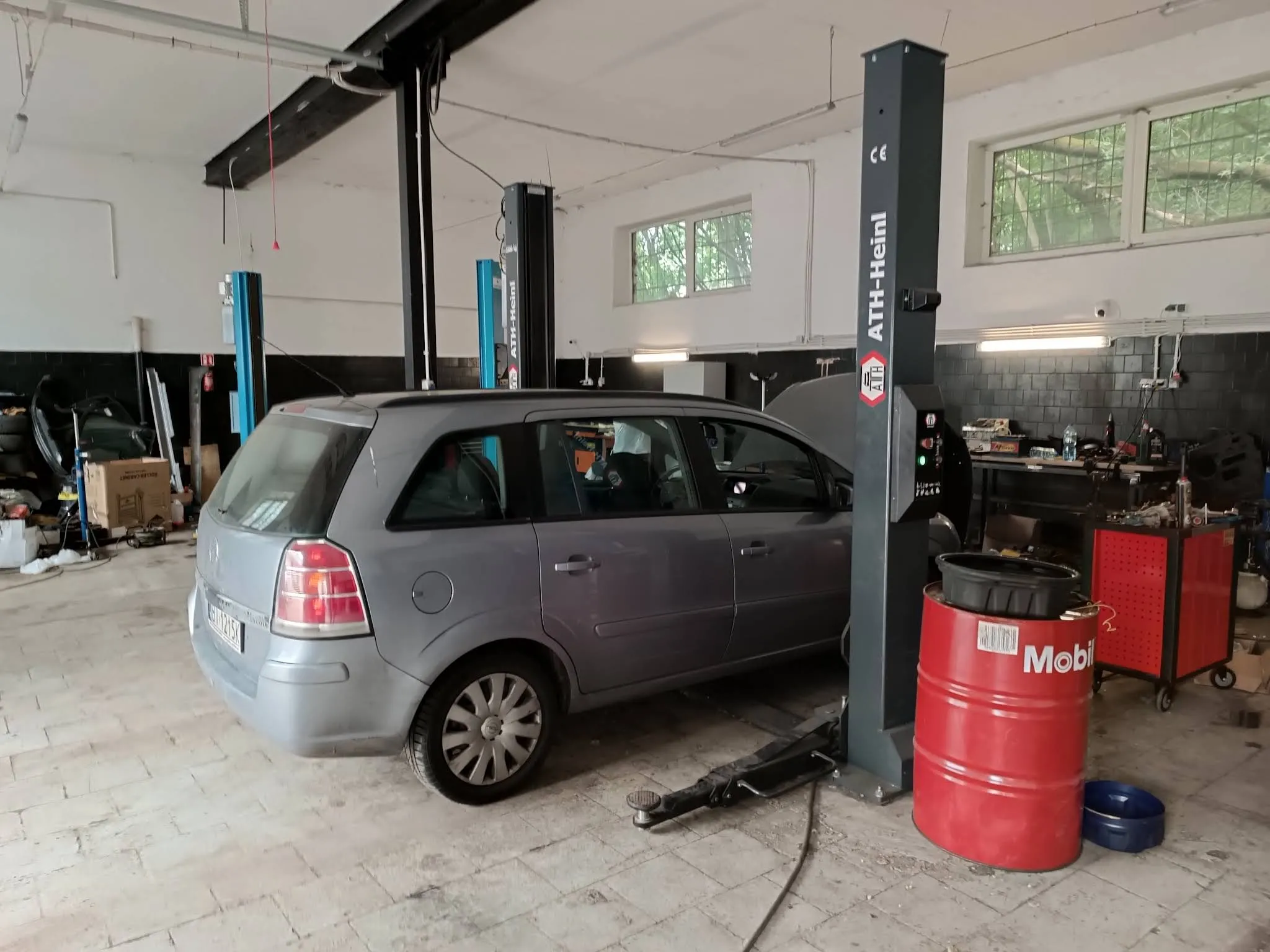 Wnętrze warsztatu WarsztatM w Szczecinie - auto na podnośniku